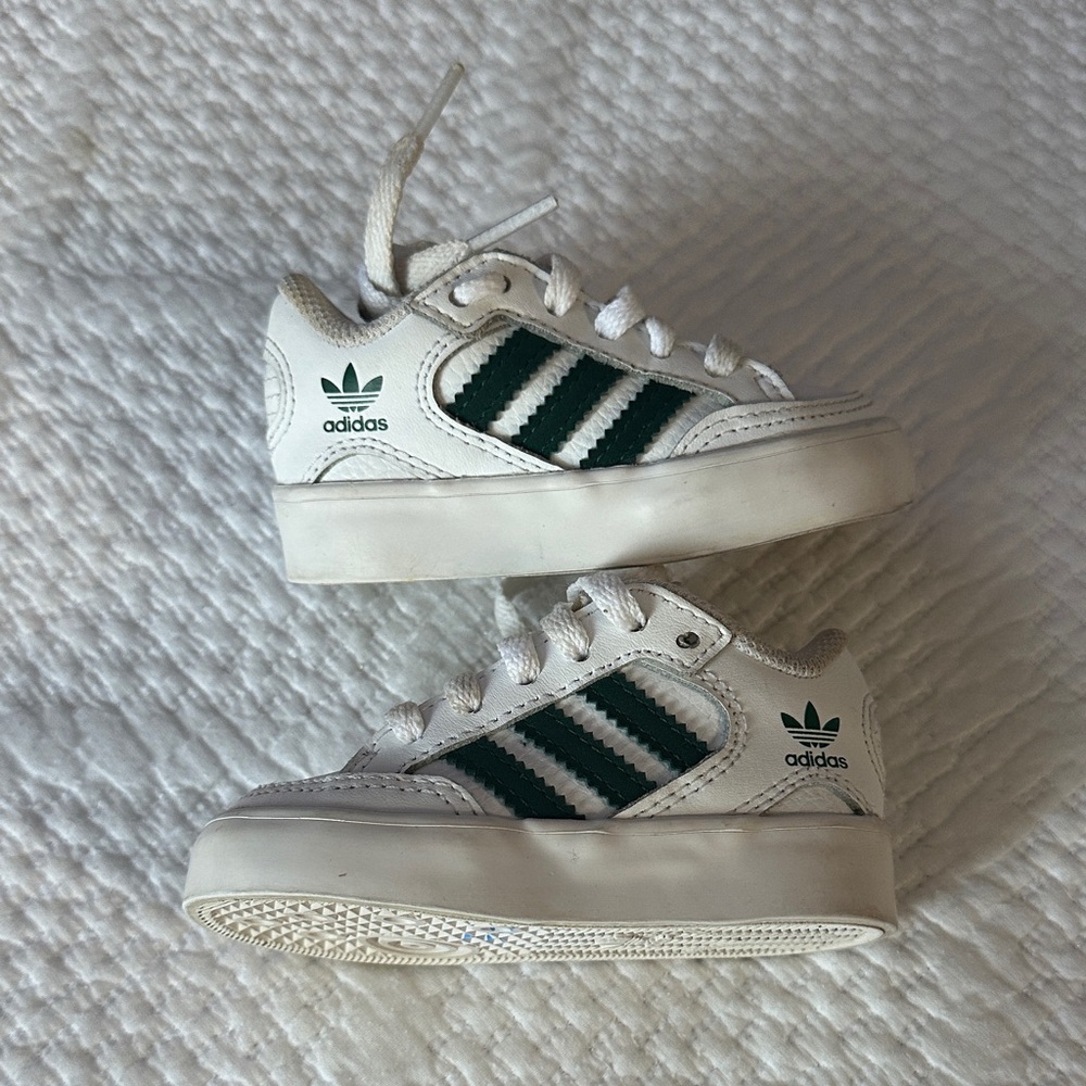 Adidas Kids Sneakers in White and Dark Green Size 4
